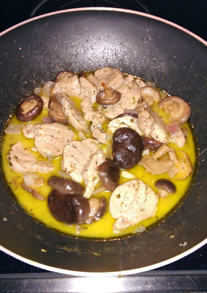 Una foto de Wok de solomillo de cerdo con Shiitake en salsa de Grana Padano