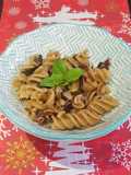 Espirales integrales con shitake, jamón y albahaca