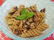 Una foto de hongos shiitake en salsa