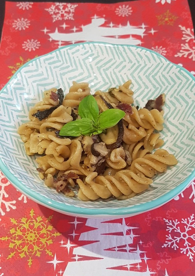 Una foto de Espirales integrales con shitake, jamón y albahaca