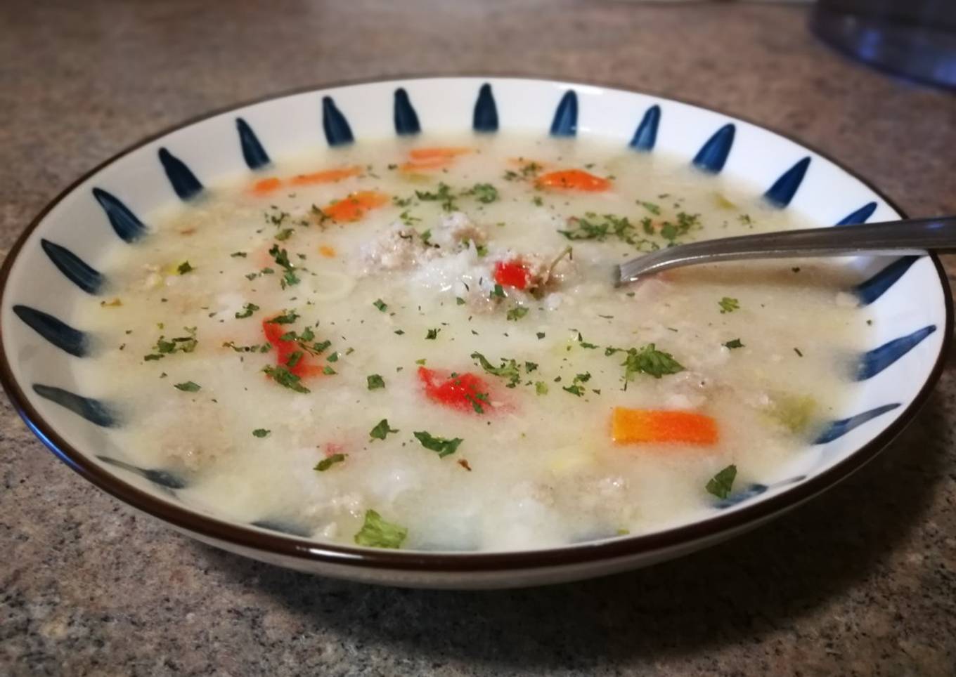 Sopa de carne picada con yogur griego