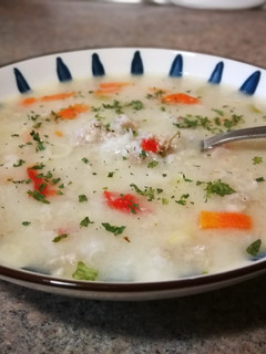 Una foto de Sopa de carne picada con yogur griego