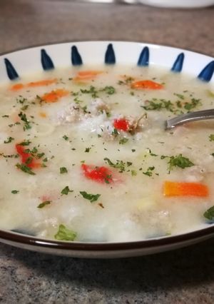 Una foto de Sopa de carne picada con yogur griego