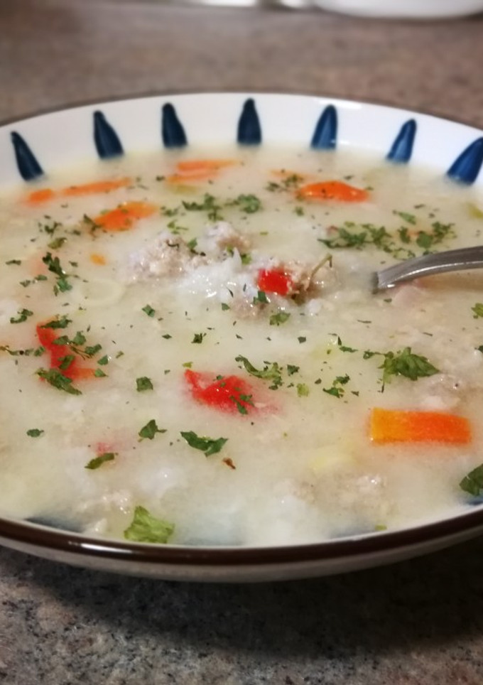 Una foto de Sopa de carne picada con yogur griego
