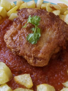 Una foto de Merluza austral en salsa de tomate a la albahaca
