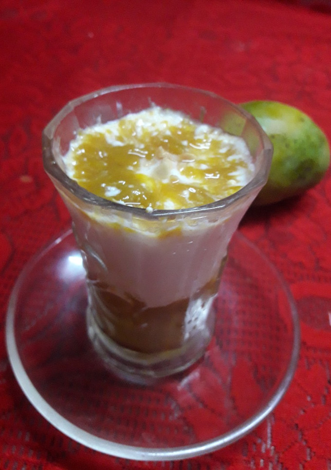A picture of Mango layer curd lassi.