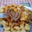 Ñoquis con carne mecha en salsa