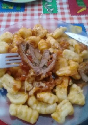 Una foto de Ñoquis con carne mecha en salsa