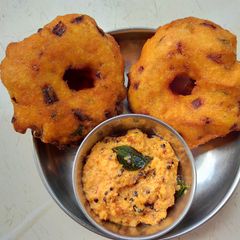 A picture of Vada and coconut chutney.