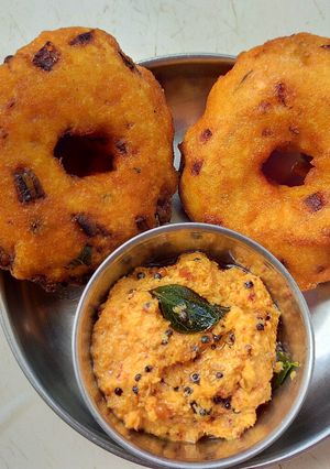 A picture of Vada and coconut chutney.