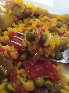 Una foto de Paella exprés de conejo y pollo