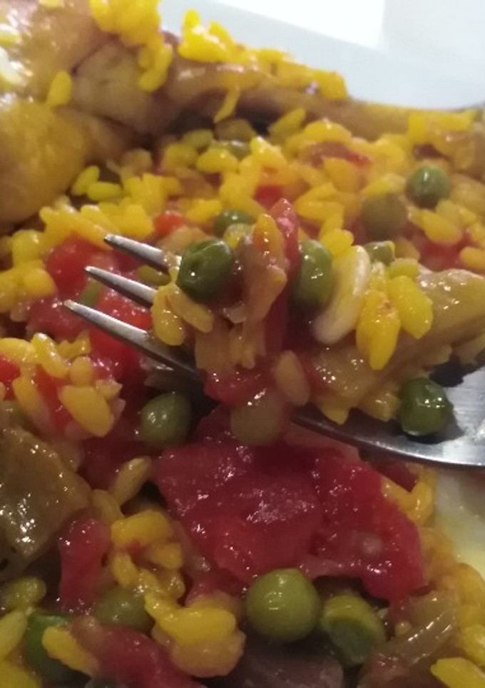 Una foto de Paella exprés de conejo y pollo