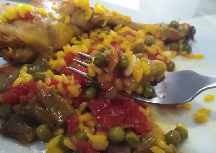 Paella exprés de conejo y pollo