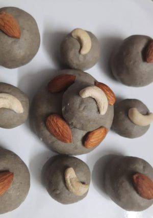 બાજરી ના લાડુ કુલેર (Bajri Ladoo Kuler Recipe In Gujarati) રેસીપી મુખ્ય ફોટો