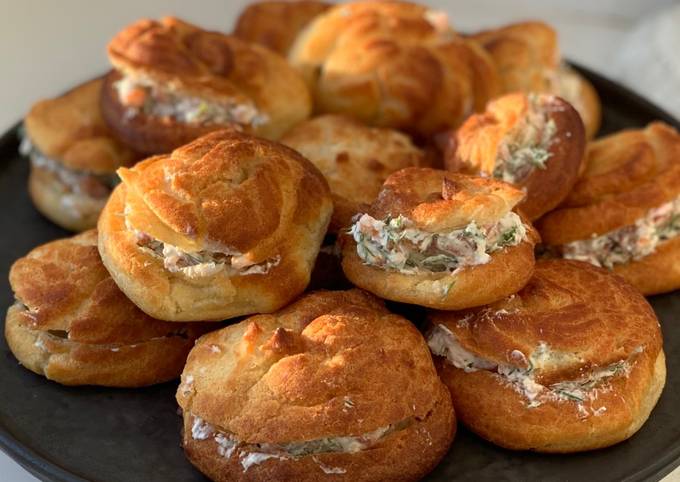 Профитроли с творожным сыром и рыбой