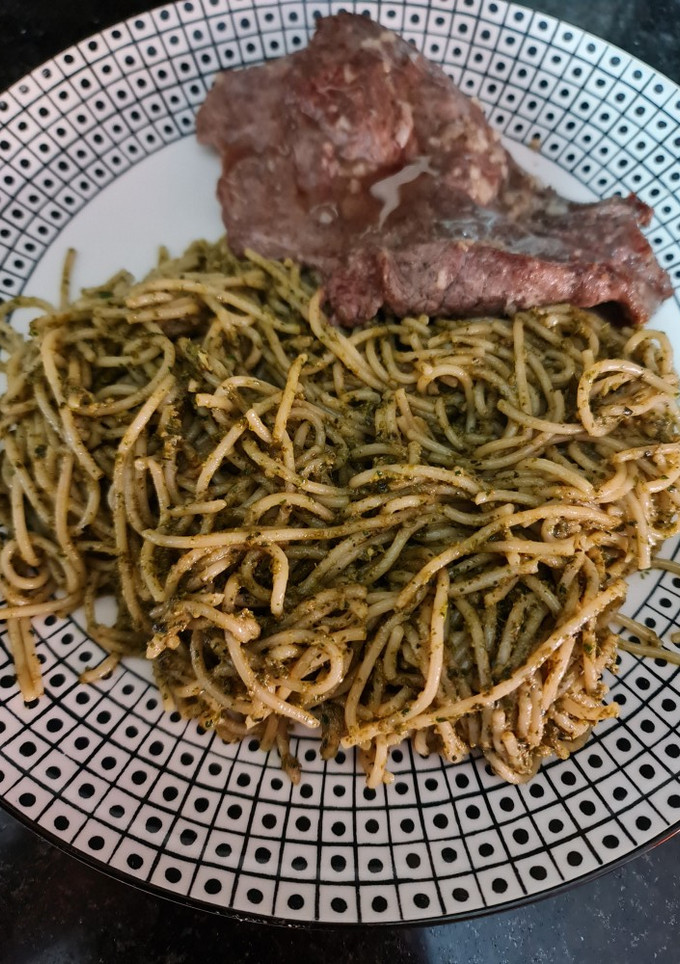 Una foto de Fideos con Pesto