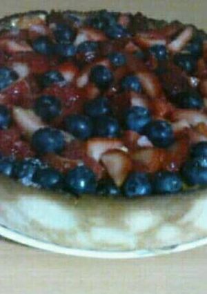 Una foto de Pie de frutillas y arándanos fácil y económica