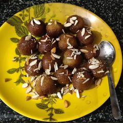 A picture of Gulab jamun.