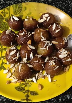A picture of Gulab jamun.