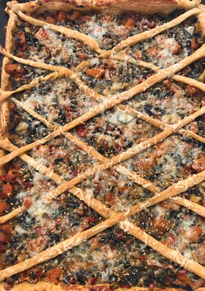 Una foto de Holaldre folhada con verduras y queso