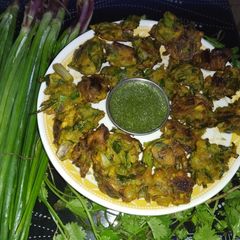 A picture of Green onions leaves pakoda.