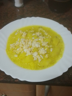 Una foto de Caldo de papas y arroz con huevo duro picado