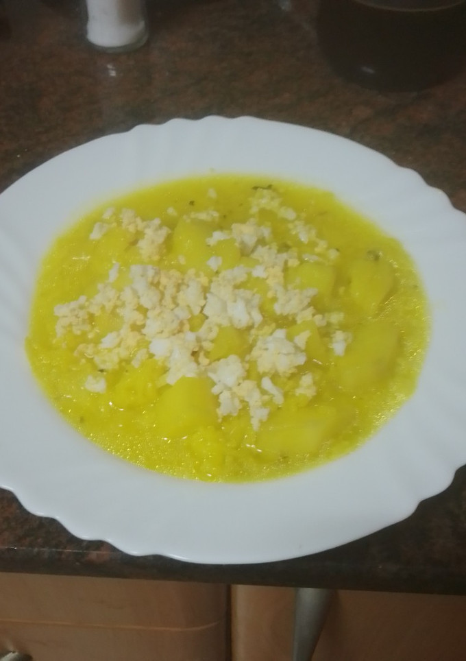 Una foto de Caldo de papas y arroz con huevo duro picado