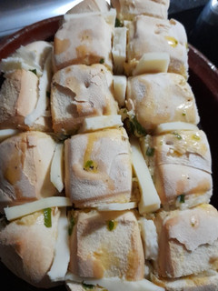 Una foto de Pan con mantequilla y hierbas