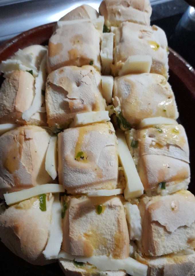 Una foto de Pan con mantequilla y hierbas