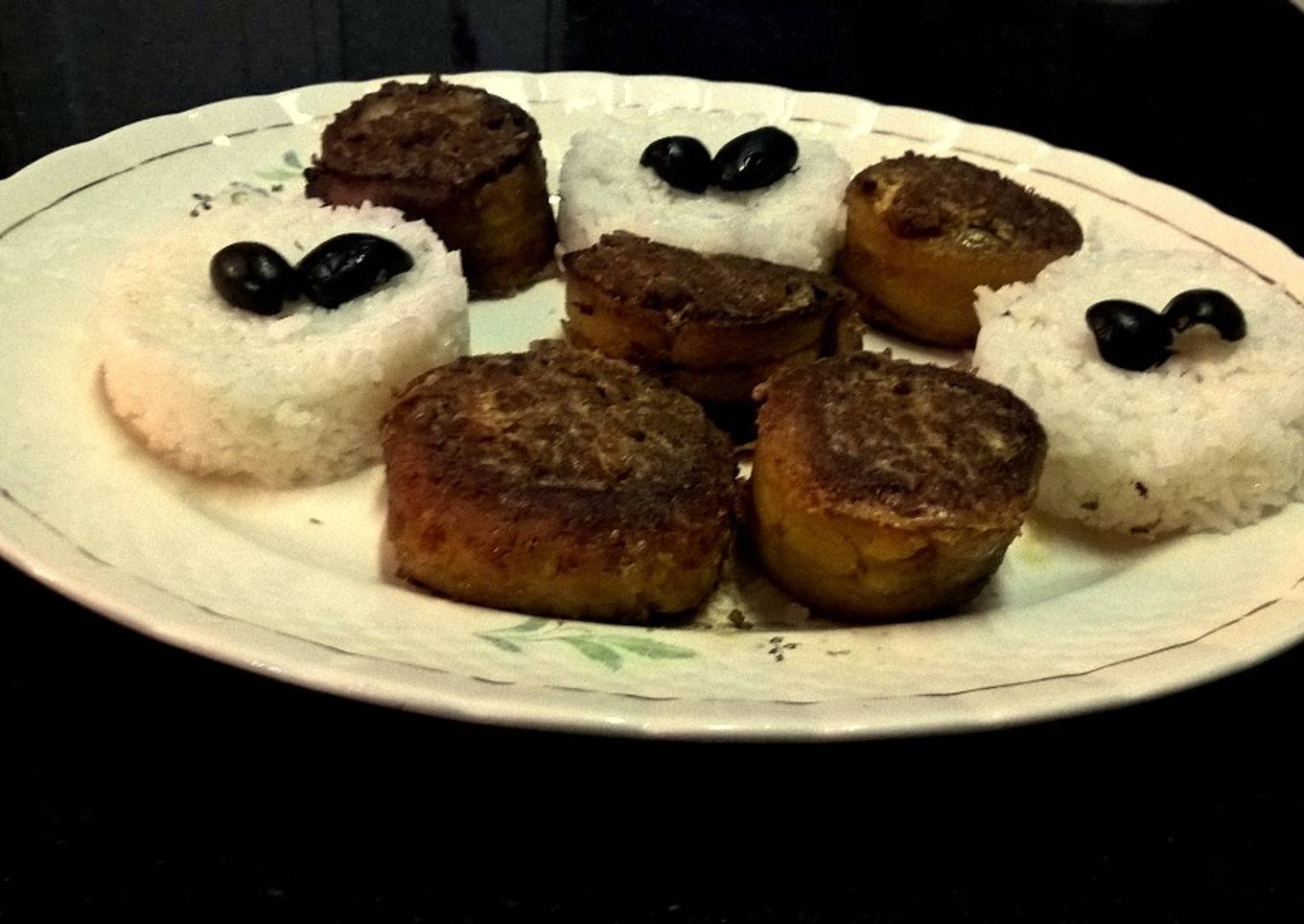 Rollos de plátano macho maduro frito con relleno de carne molida