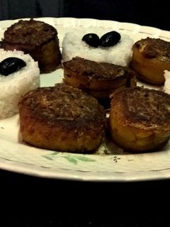 Una foto de Rollos de plátano macho maduro frito con relleno de carne molida