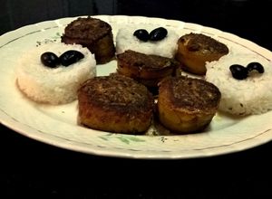 Una foto de Rollos de plátano macho maduro frito con relleno de carne molida