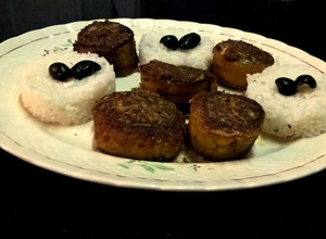 Una foto de Rollos de plátano macho maduro frito con relleno de carne molida