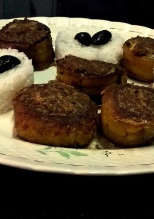 Una foto de Rollos de plátano macho maduro frito con relleno de carne molida