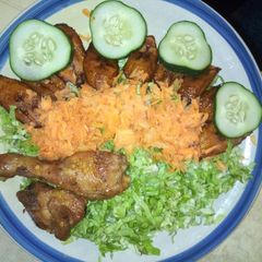 A picture of Salad wit fried chicken.