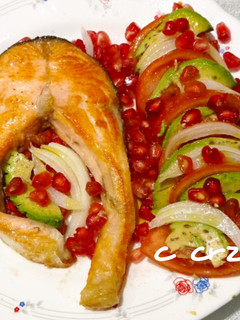 Una foto de Salmón con aguacate y granada