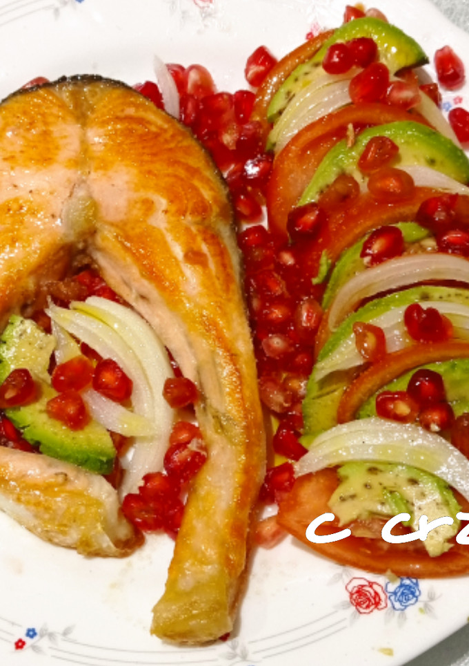Una foto de Salmón con aguacate y granada