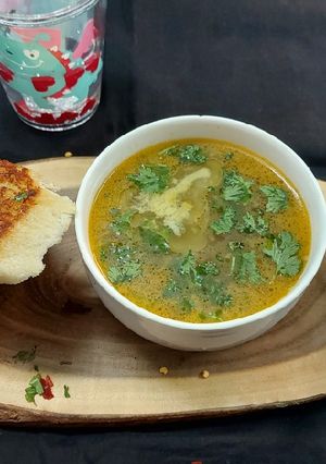 ভেজ সুপ উইথ গার্লিক ব্রেড(Veg Soup With Garlic Bread Recipe In Bengali) রেসিপির প্রধান ছবি