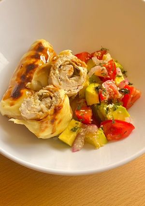 Una foto de Pechuga rellena de champiñones y queso con ensalada de aguacate