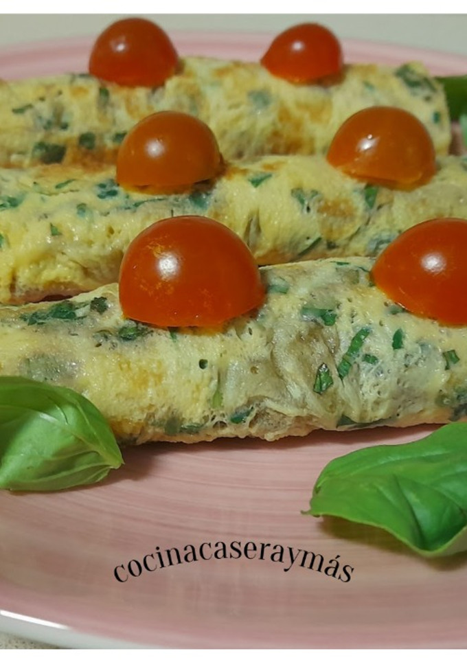 Una foto de Tortilla con cebolla caramelizada