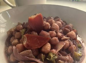 Foto principal de Potaje de col lombarda y col china, con garbanzos y panceta ibérica