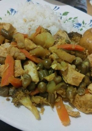 Una foto de Verduras con Pollo