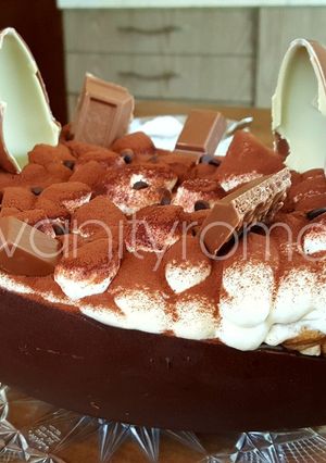 Foto di Uova di cioccolato ripiena con savoiardi e crema al mascarpone senza uova