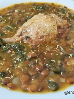 Una foto de Guiso de lentejas con pollo y espinacas en olla rápida