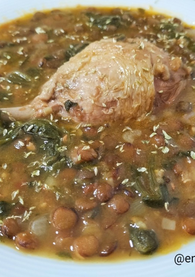 Una foto de Guiso de lentejas con pollo y espinacas en olla rápida