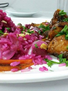 Una foto de Arroz con pollo guisado o Dujah bel riz