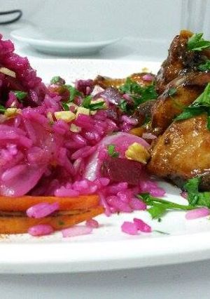 Una foto de Arroz con pollo guisado o Dujah bel riz