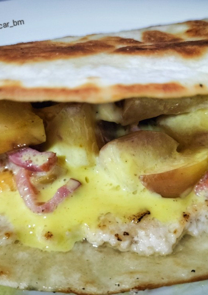 Una foto de Taco burger de pollo con manzana, bacon y salsa miel mostaza