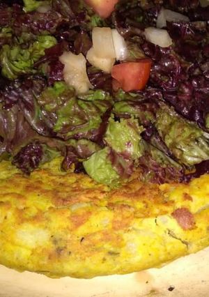 Una foto de Tortilla de papas con ensalada!!