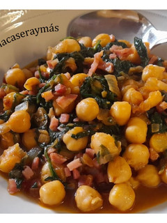 Una foto de Garbanzos con espinacas y jamón